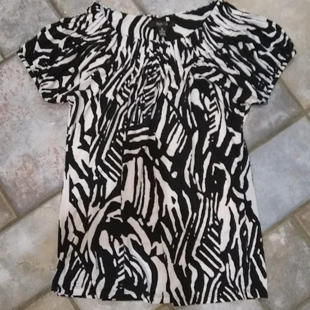 Black and white Style Co gathered top size M